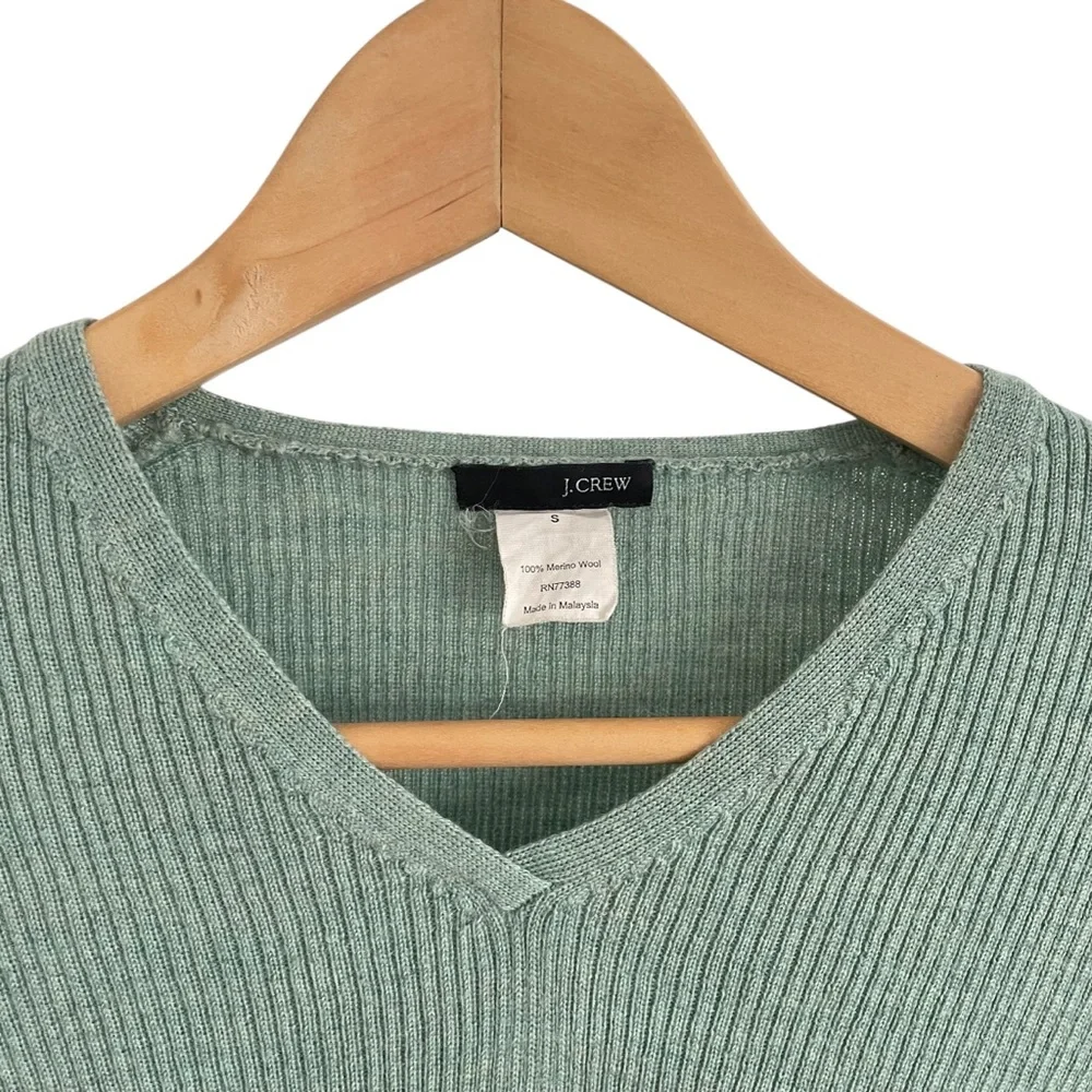 J. CREW Ribbed V- Neck Fitted Sweater - Excellent Pre-Loved Condition, Small